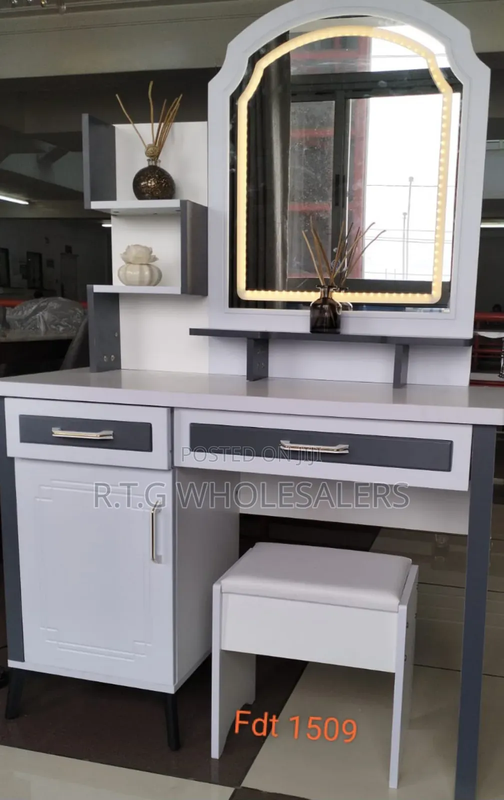 Modern Executive Big Dressing Table With Sliding Mirror