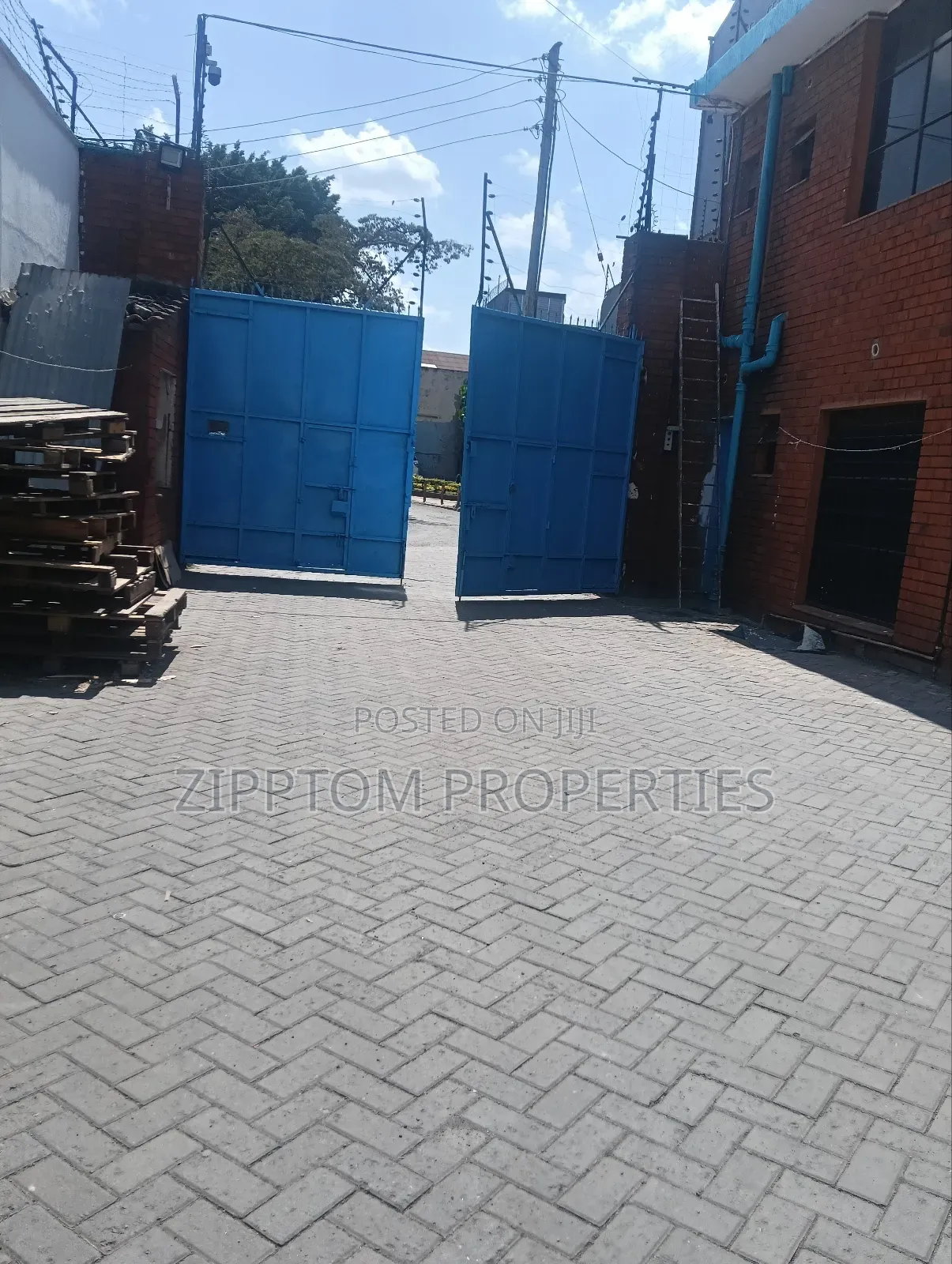 Ware House to Let in Industrial Area