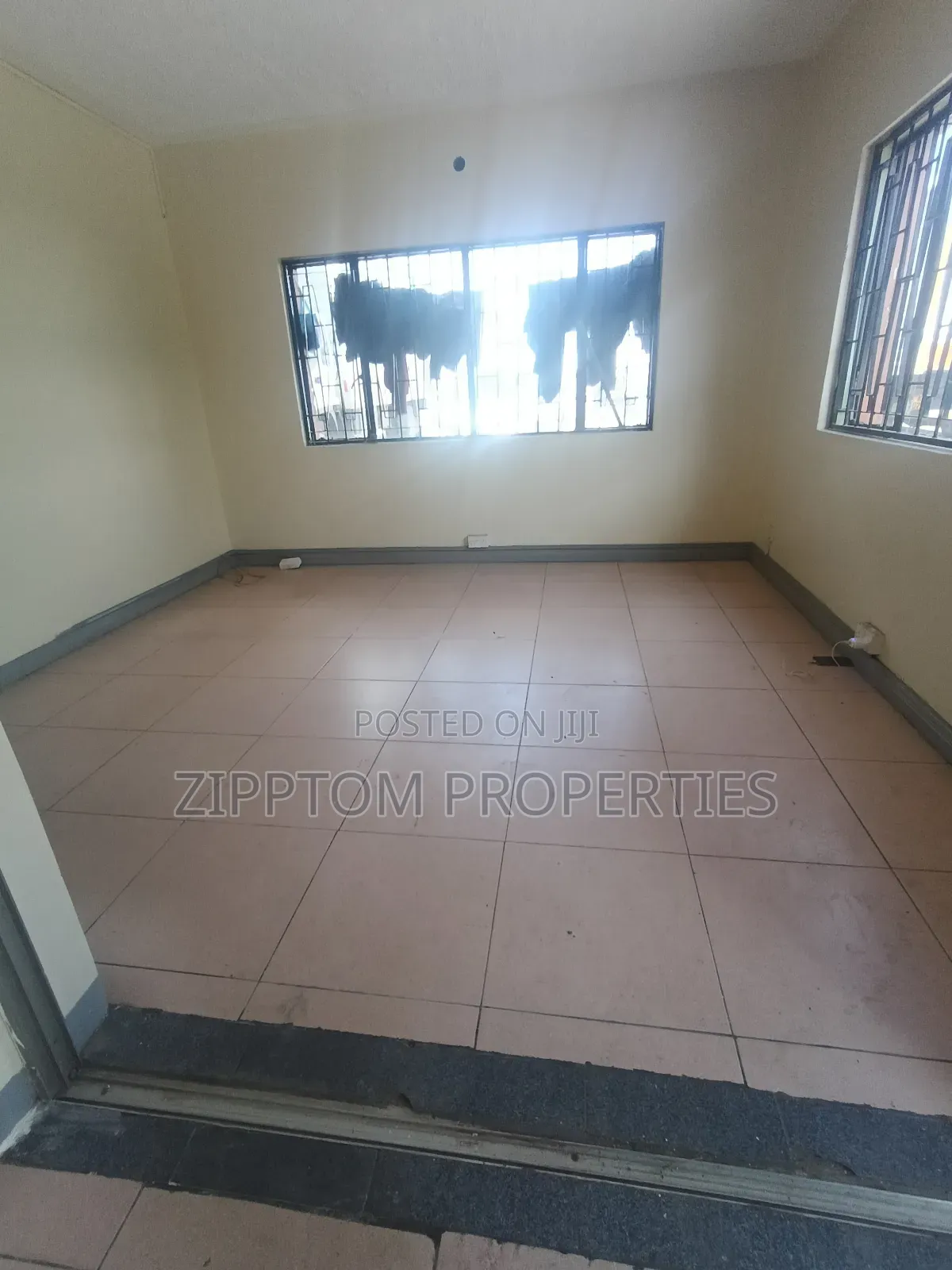 Ware House to Let in Industrial Area