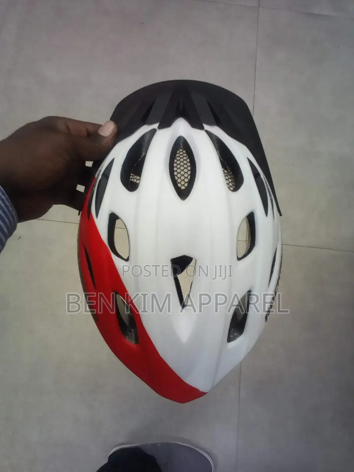 Pro Cycling Helmet 17 Vents 52cms to 62cms Adjustable Fit 370gms in L.