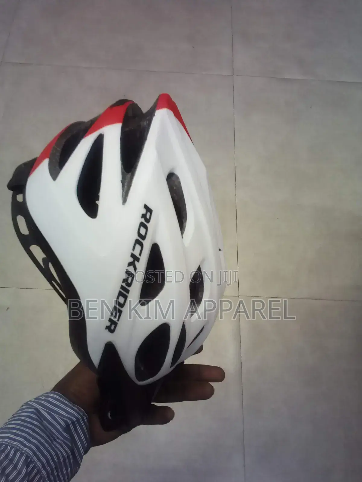 Pro Cycling Helmet 17 Vents 52cms to 62cms Adjustable Fit 370gms in L.