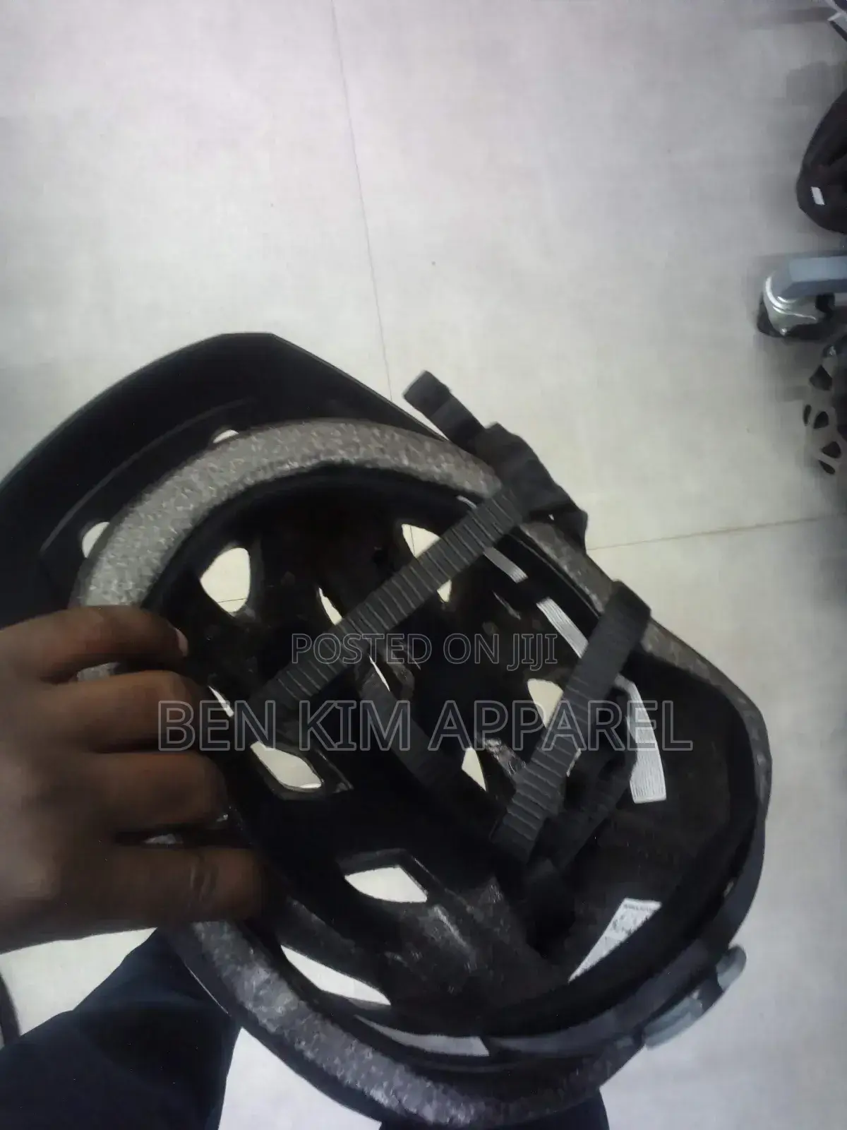 Pro Cycling Helmet 17 Vents 52cms to 62cms Adjustable Fit 370gms in L.