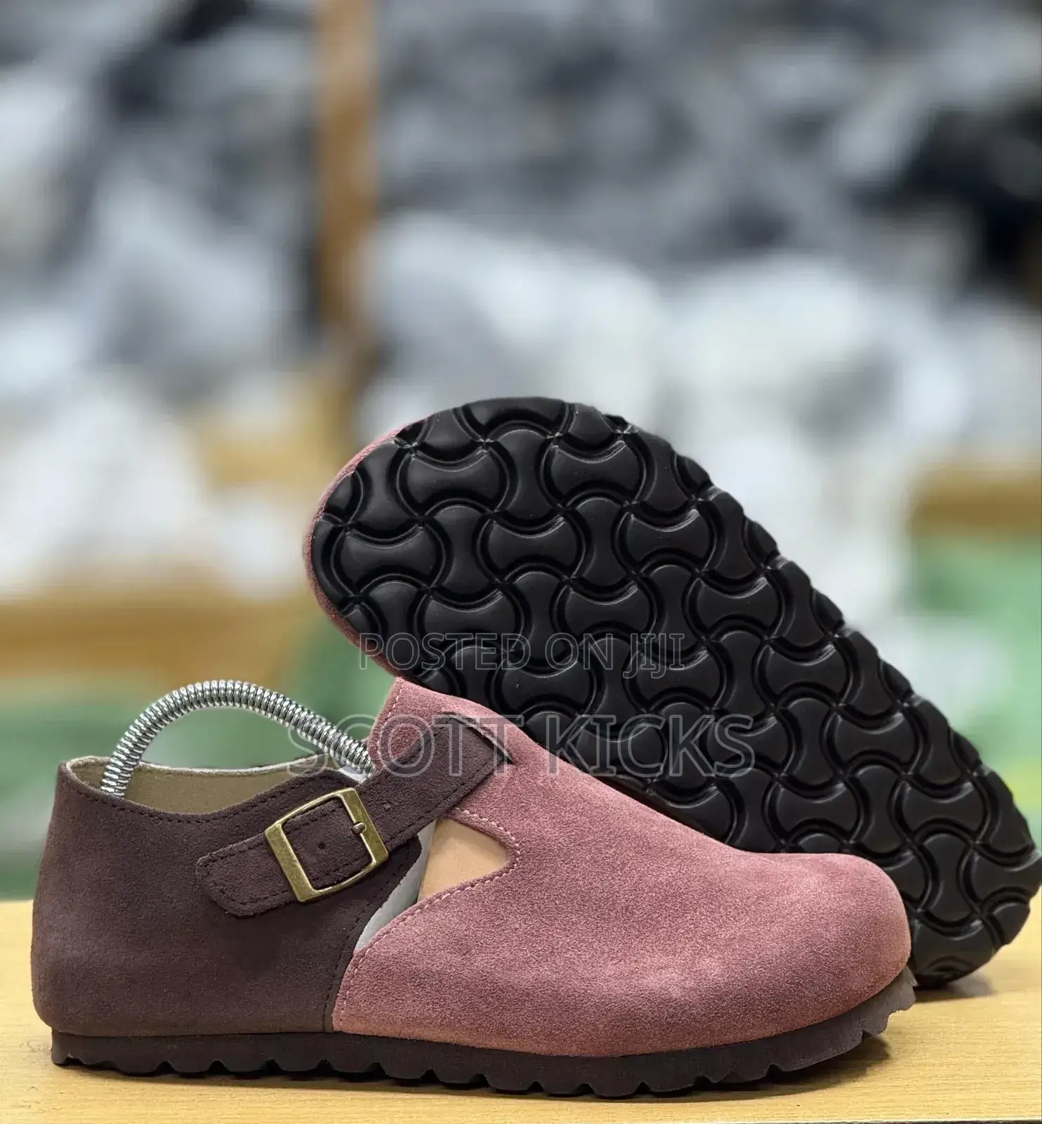 Unisex Closed Clogs