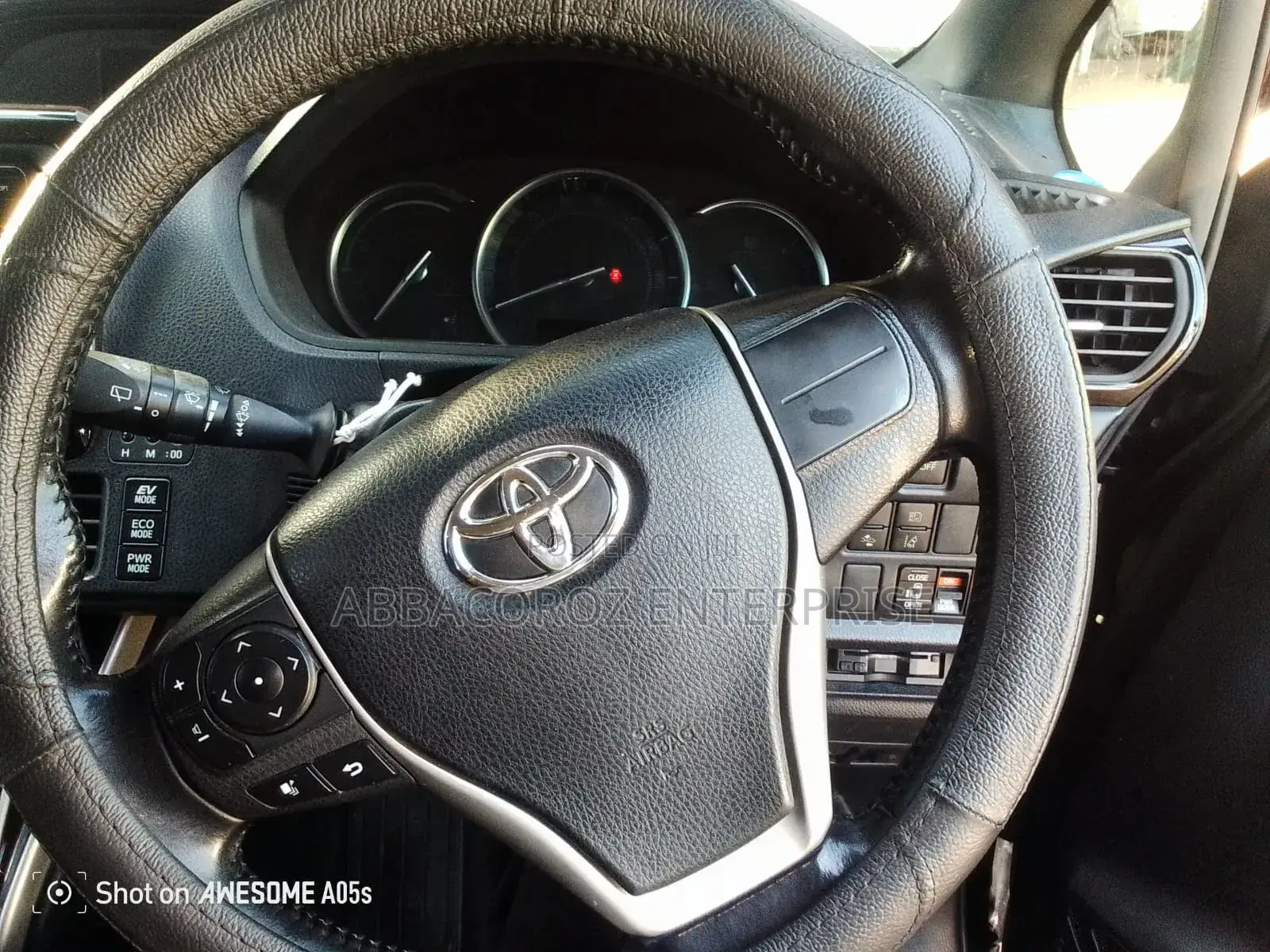 Toyota Esquire 1.8 FWD Hybrid (7 seater) 2017 Maroon