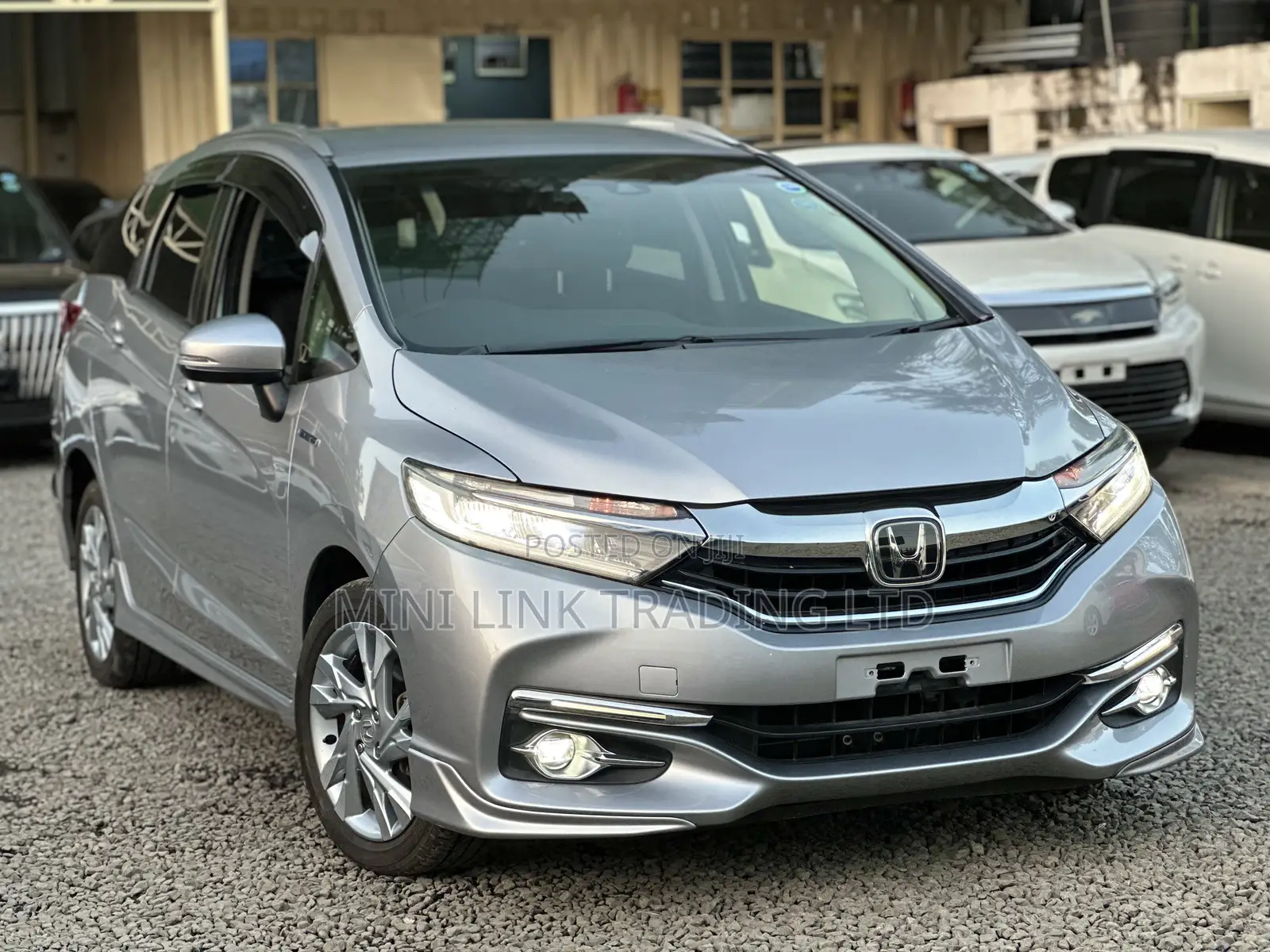 Honda Fit Shuttle 1.5 Hybrid 4WD 2018 Silver