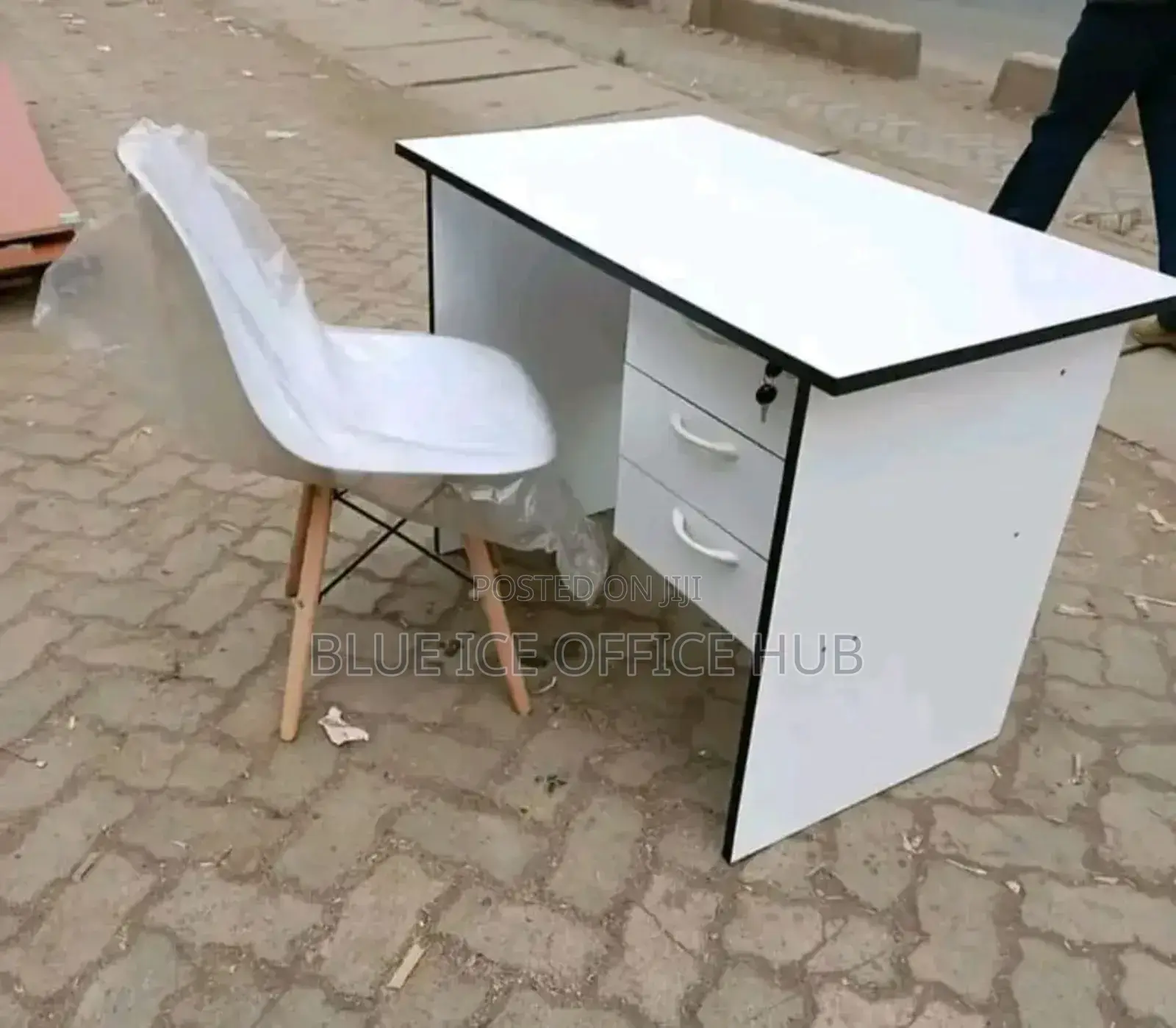 Modern Office Desk With White Plastic Eames Chair
