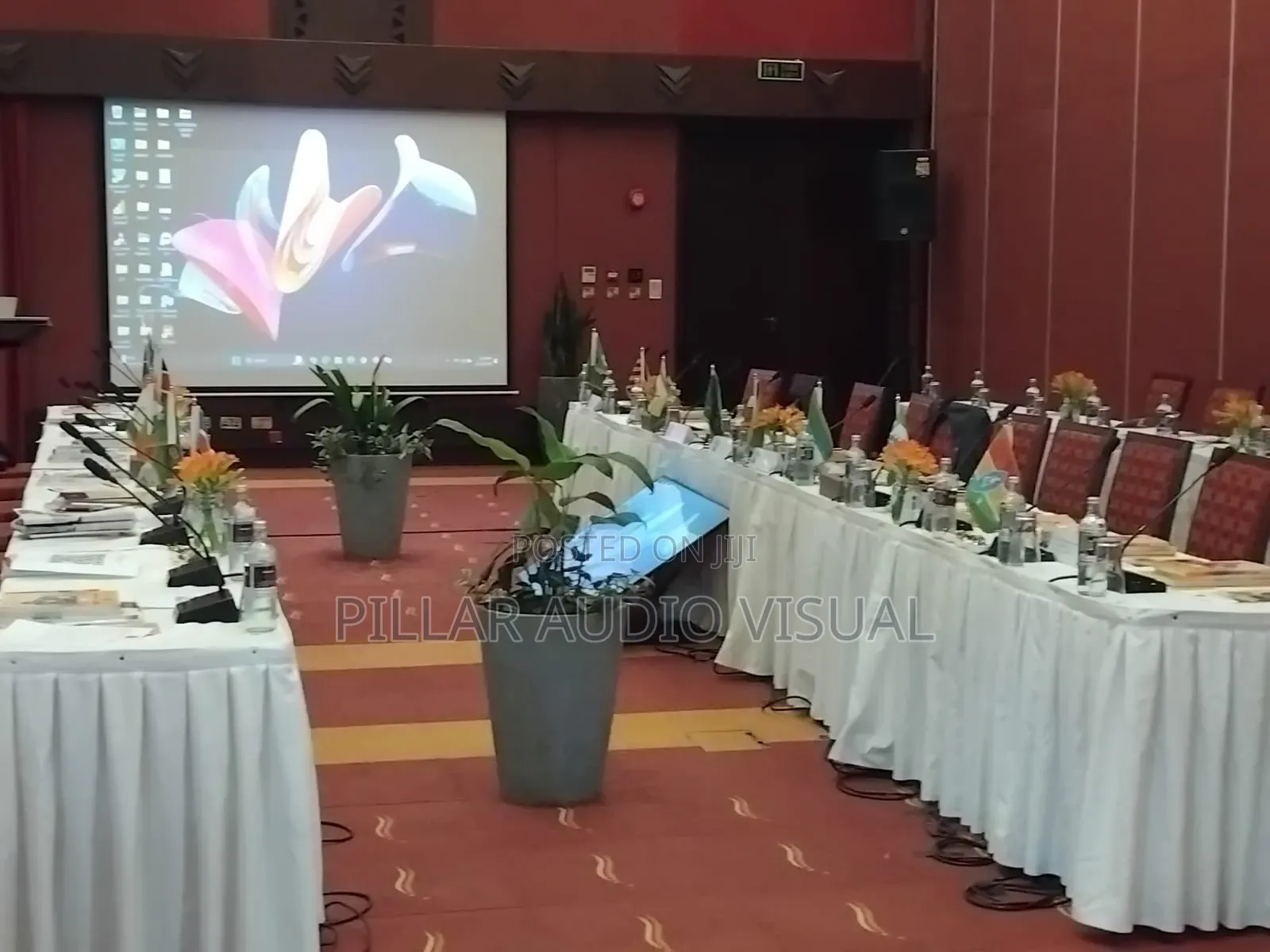 We Do Rentals/ Hire for Projectors Projector Screen! Projectors