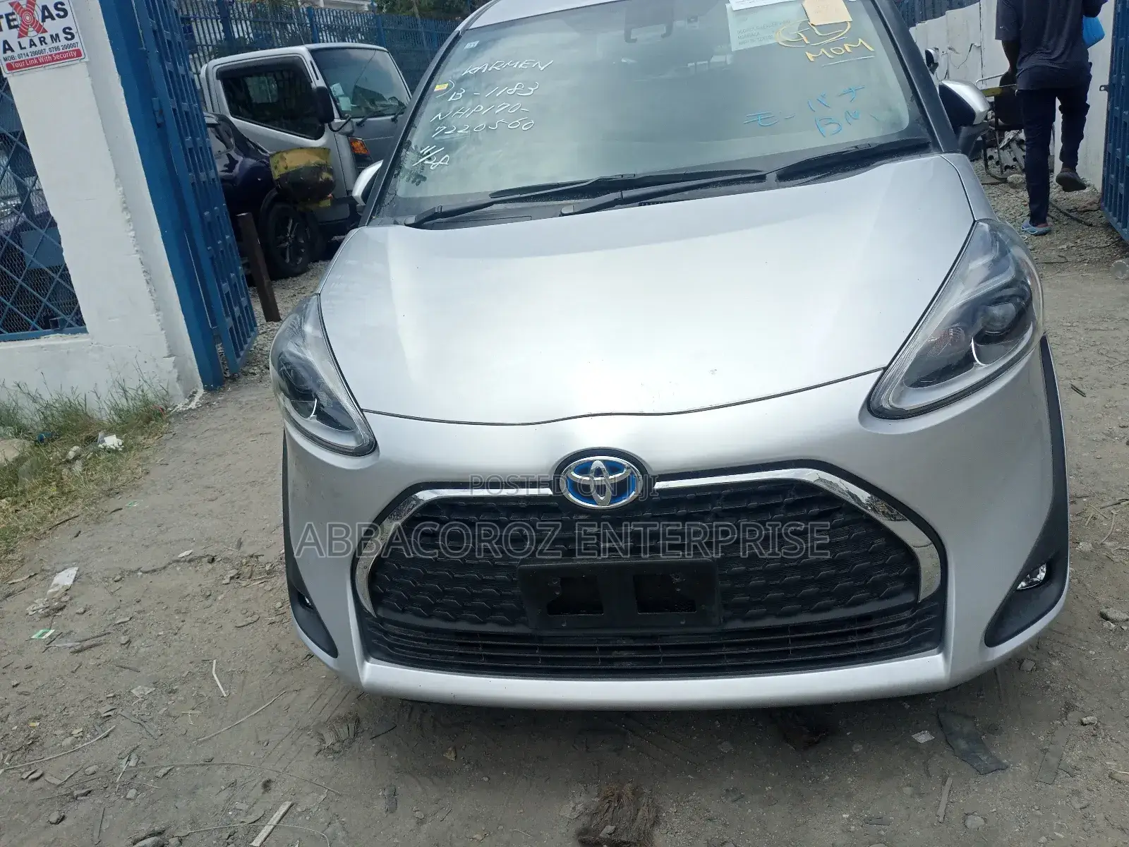 Toyota Sienta 2018 Silver