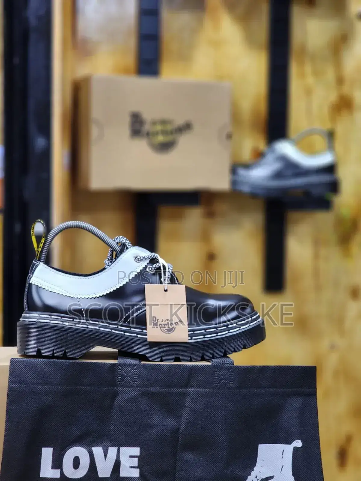 Dr. Martens Airwair Low-cut Unisex