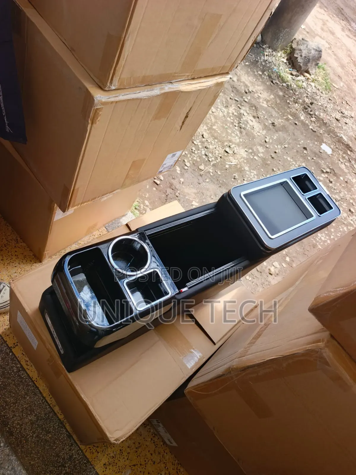 Voxy/Noah Armrest- Usb Charging & Cigarette Lighter