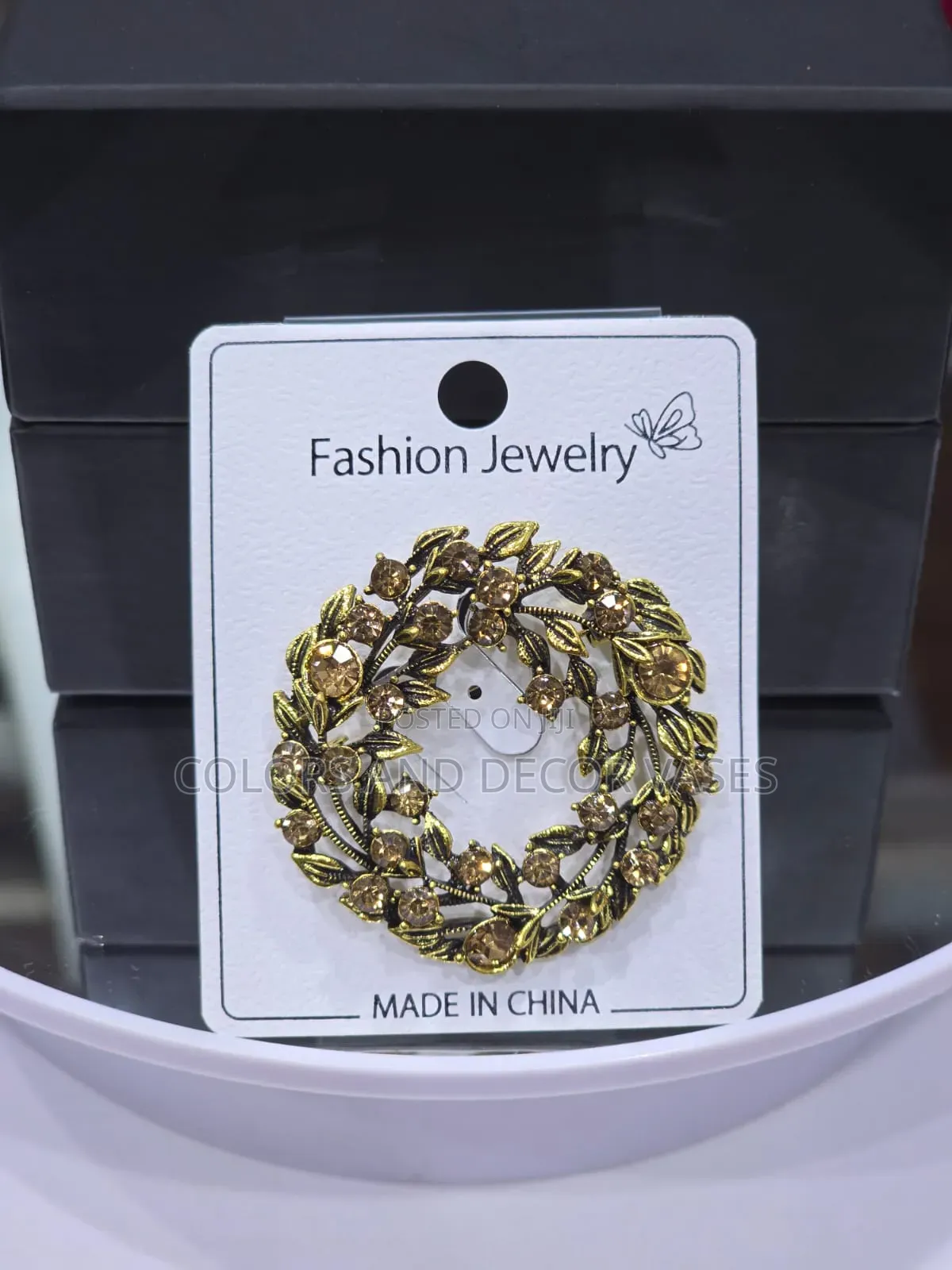 Brooches Gold and Silver Round Shape