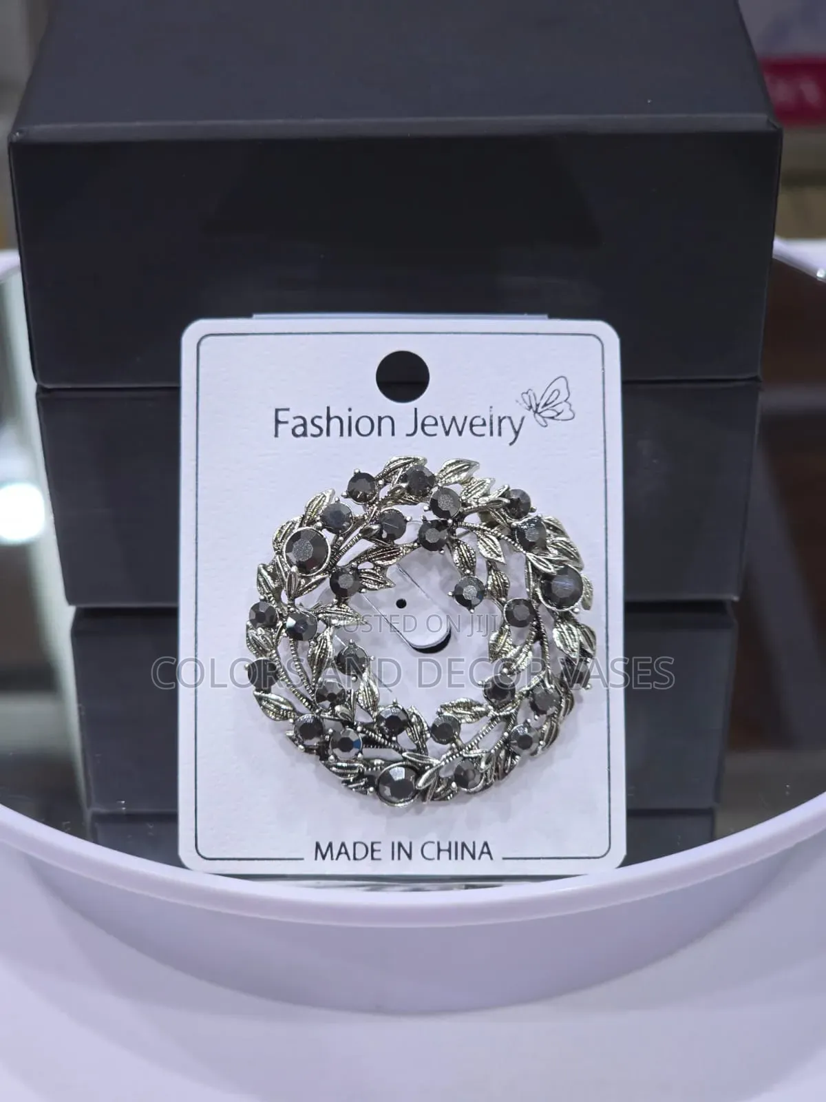 Brooches Gold and Silver Round Shape