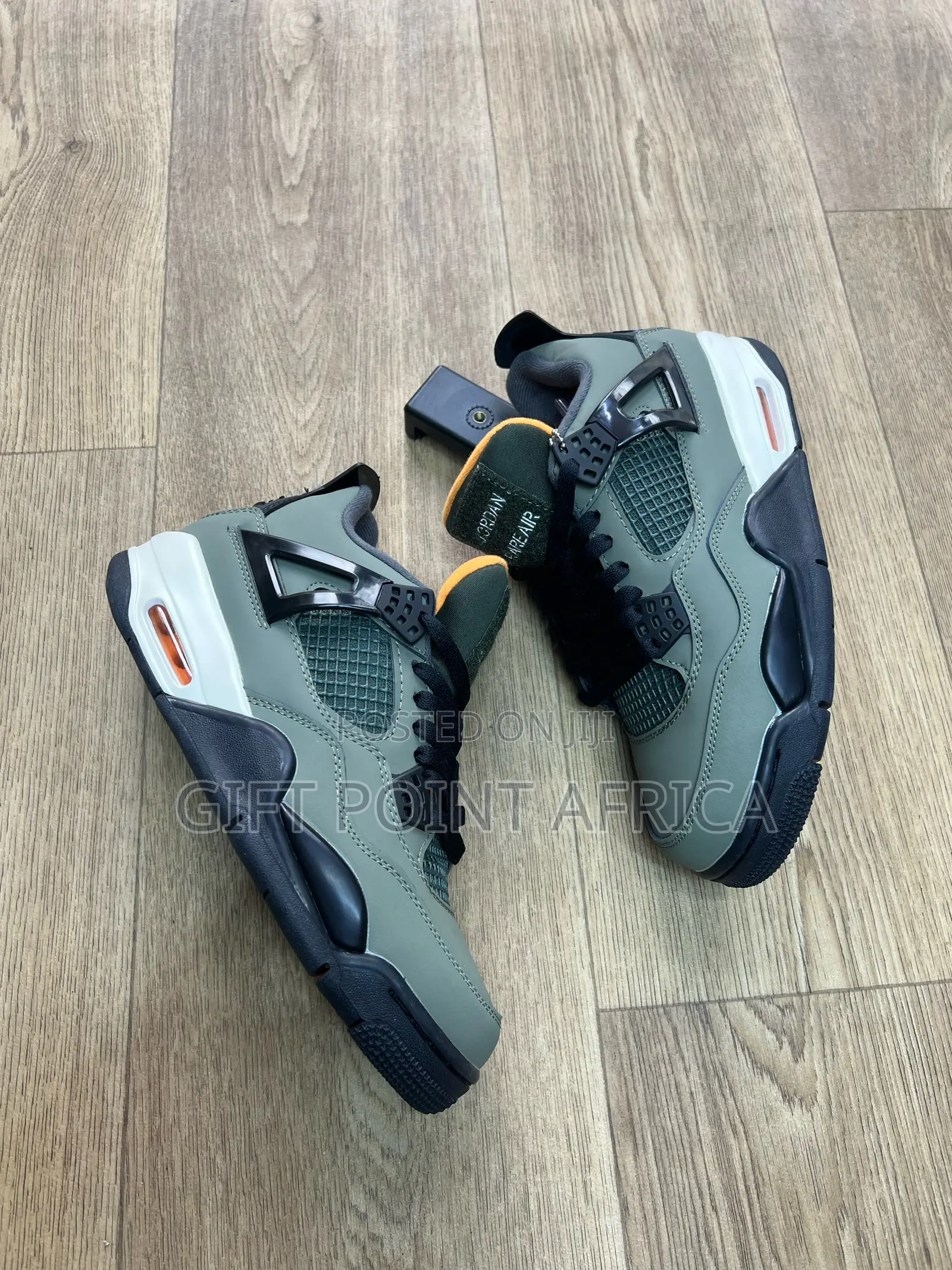 Jordan X Undefeated 4 Retro Sneakers In Olive Green.