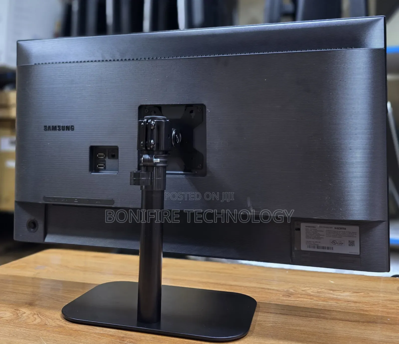 Samsung Lf32tu87
32 Inch Monitor