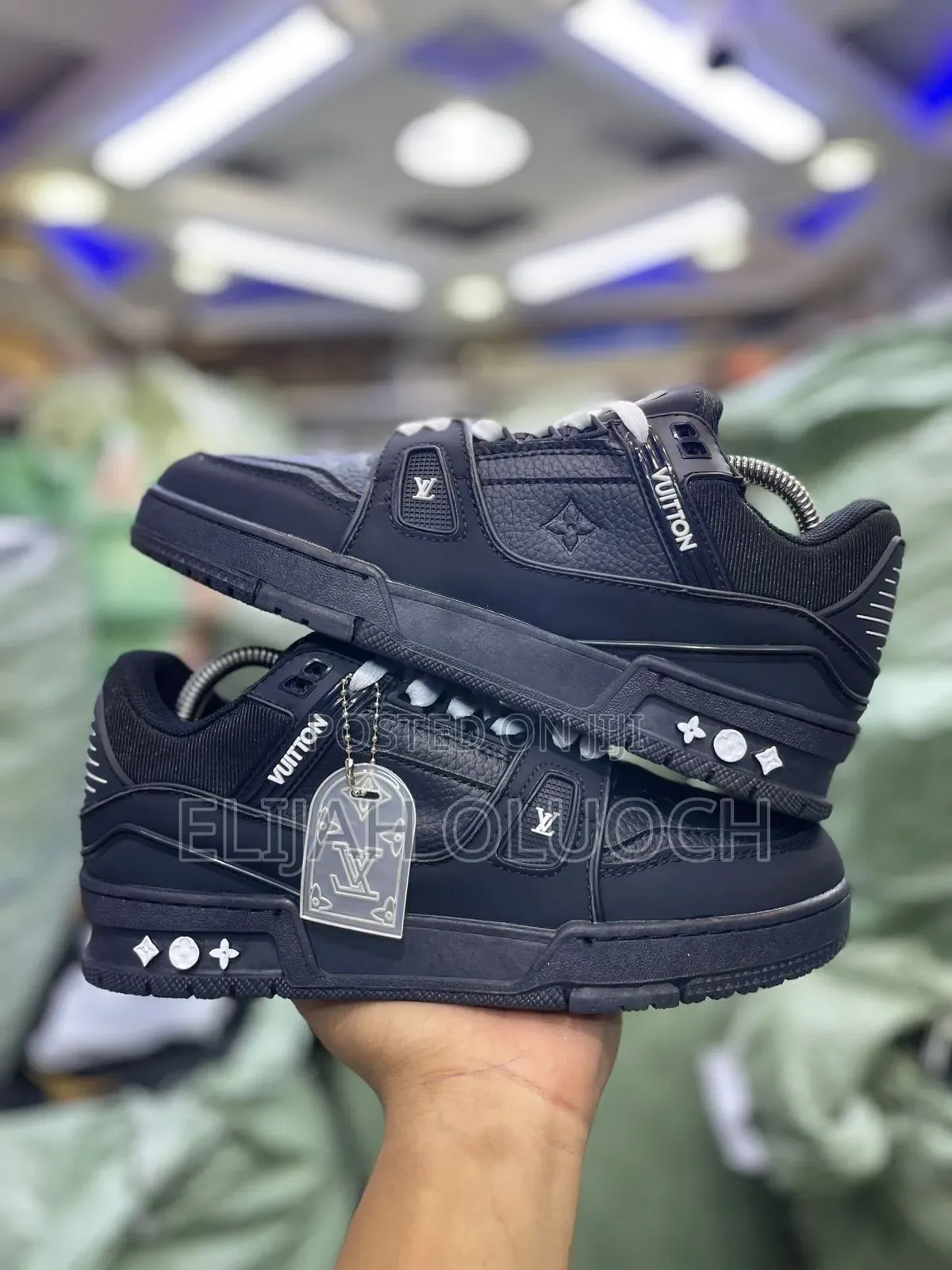 Louis Vuitton Trainer Embossed Monogram 🐾

Quality 👌🏾