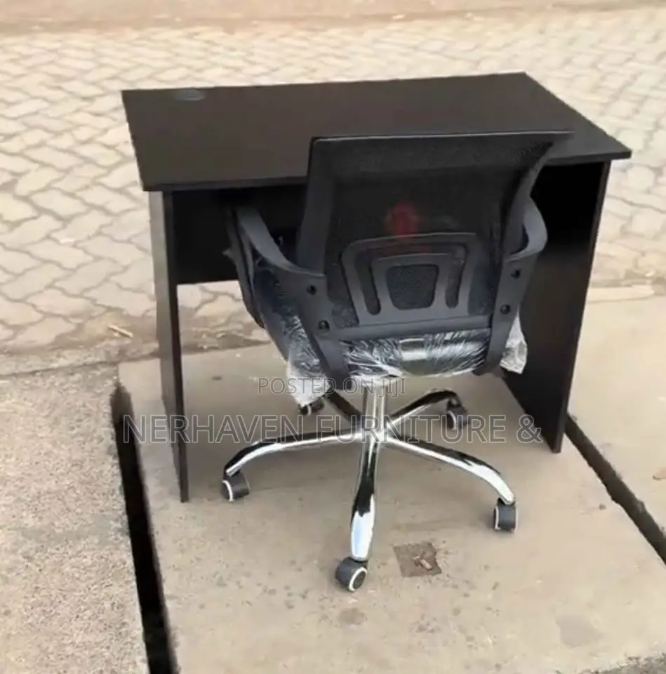 Modern Black Office Desk – Sleek Durable