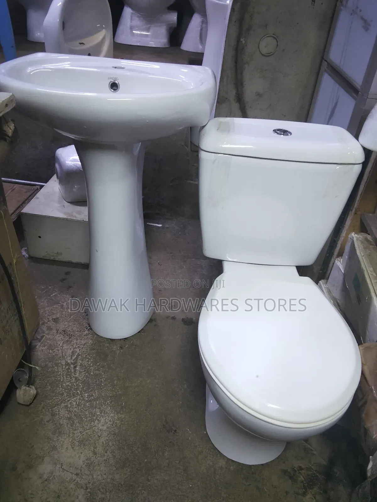 Set Package of Toilet Seats and Washhandbasins Plus Pedestrial Stands