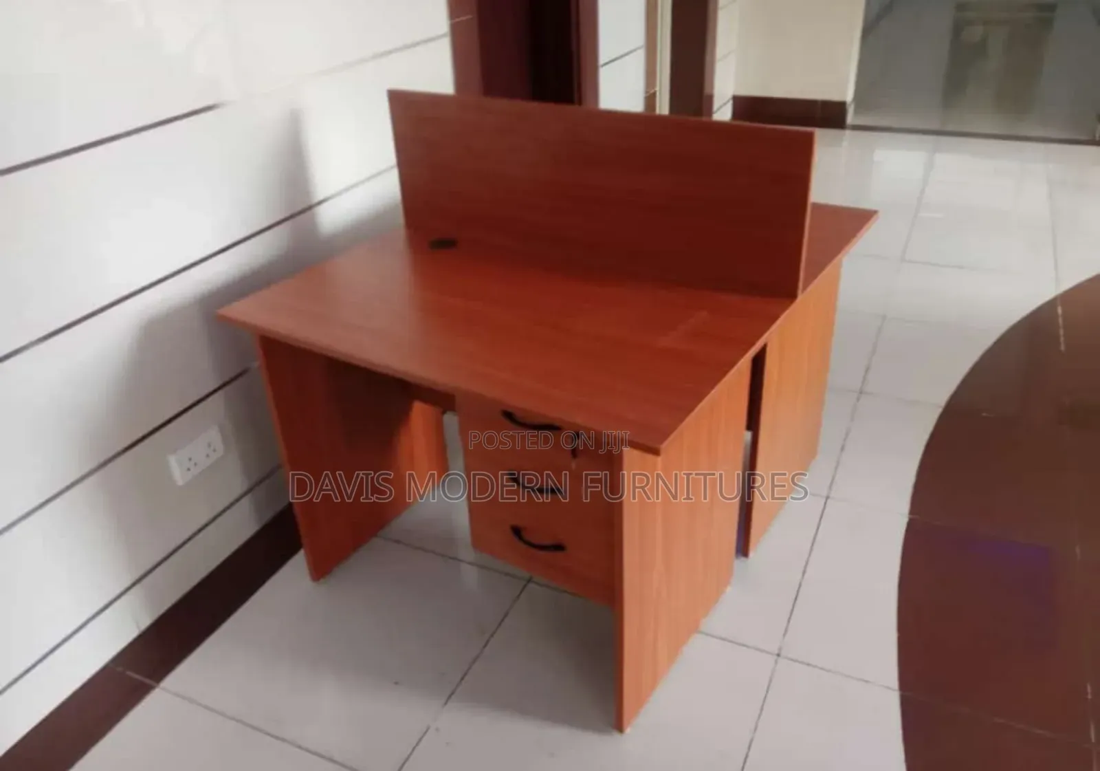 Resption Teble With Drawers