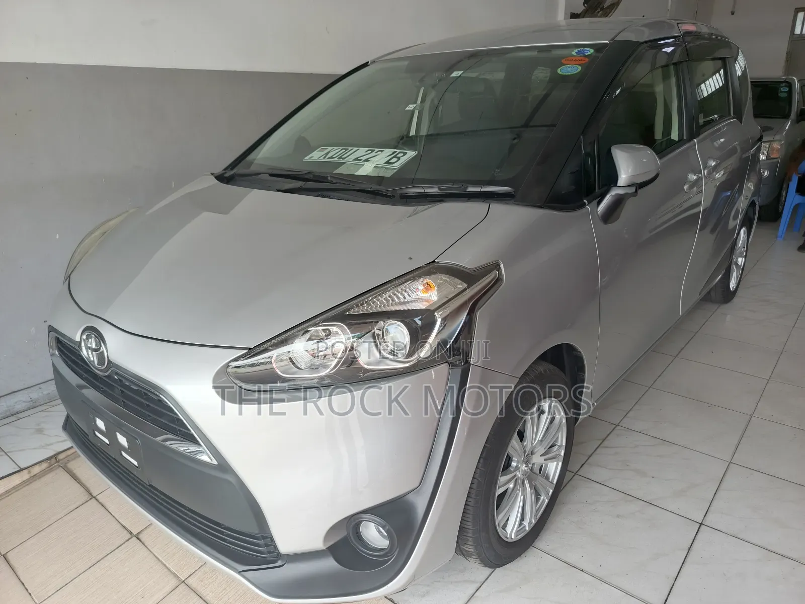Toyota Sienta 2019 Silver