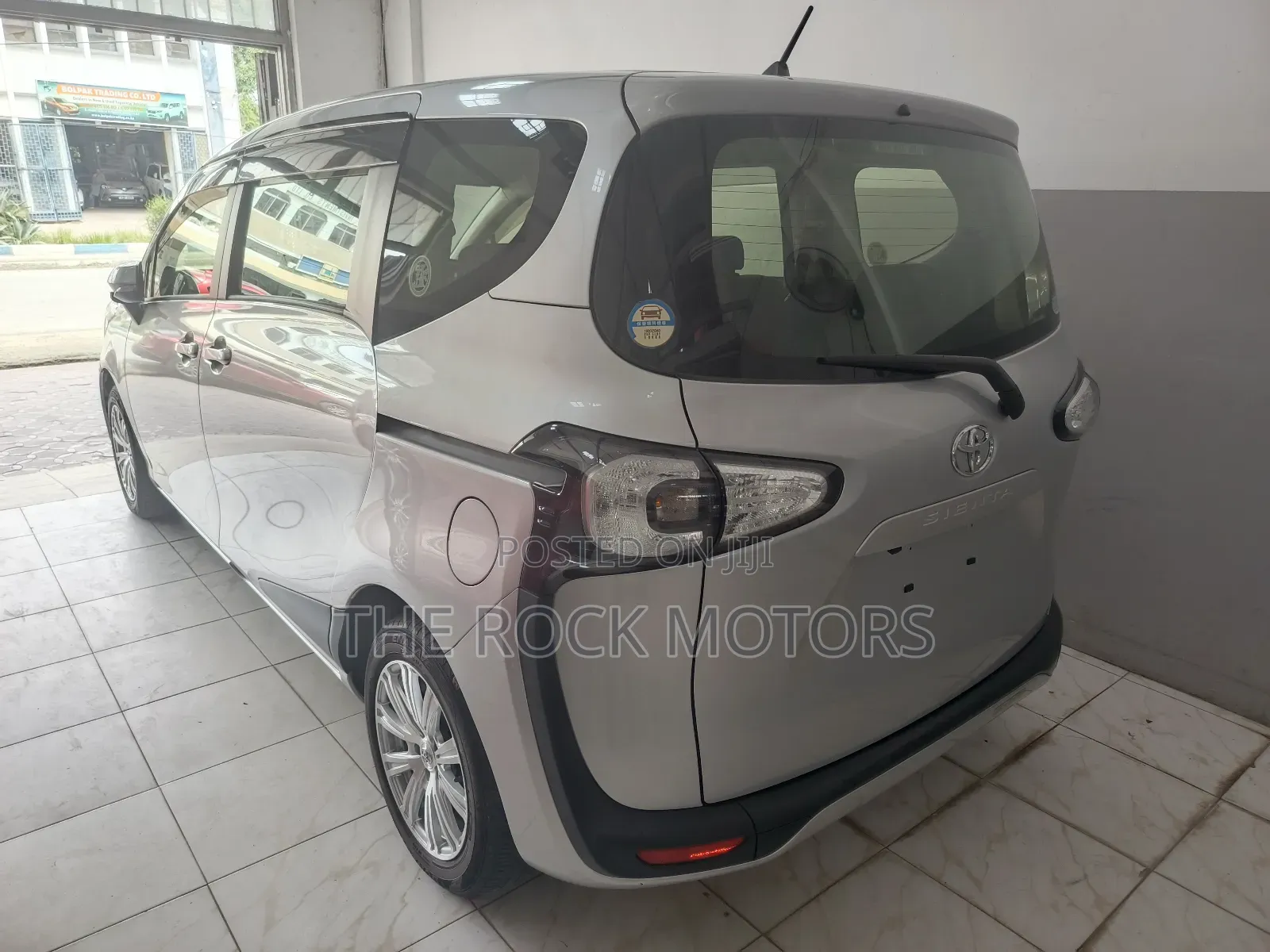Toyota Sienta 2019 Silver