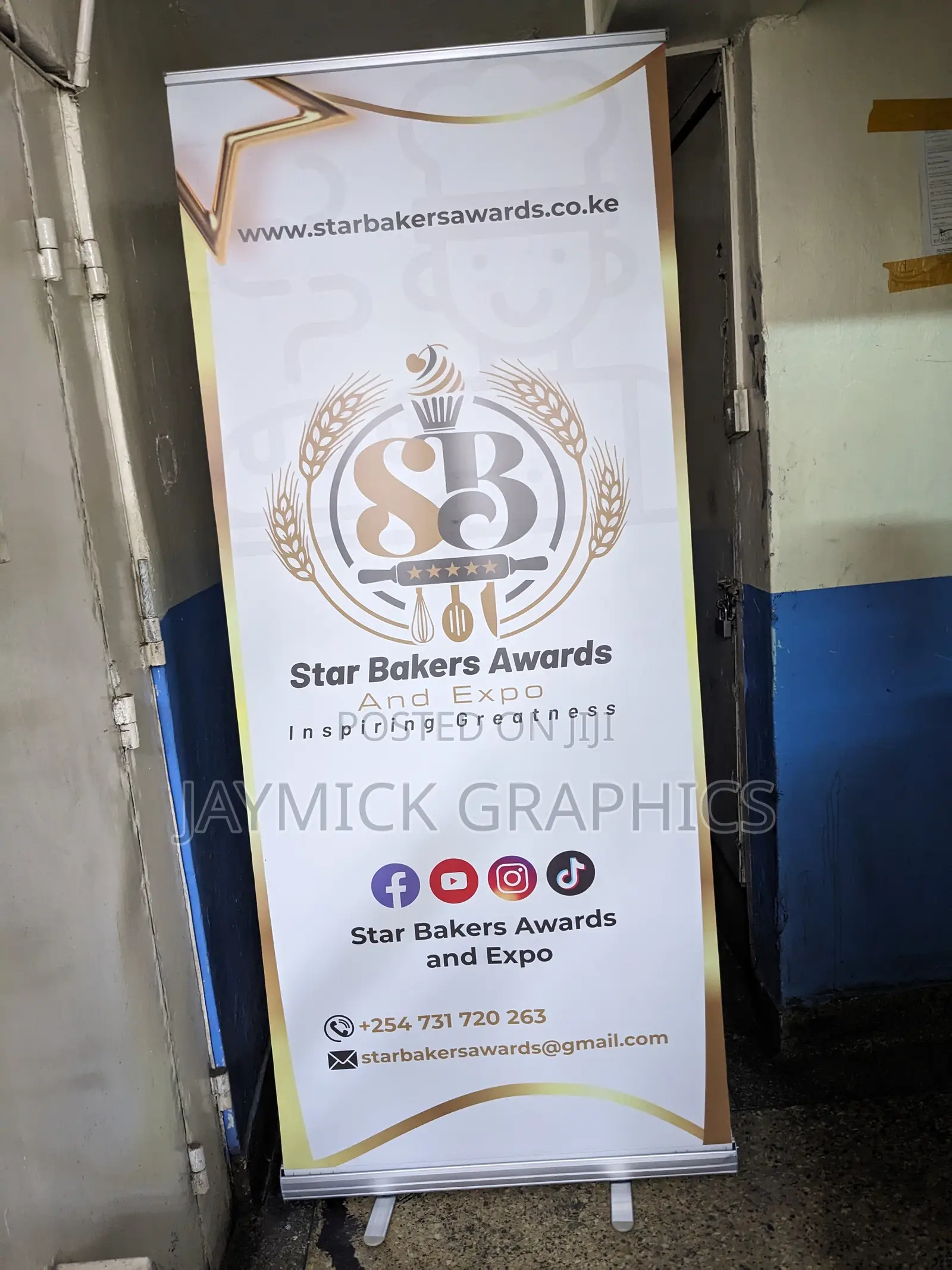 Narrow Base Pull Up Banner