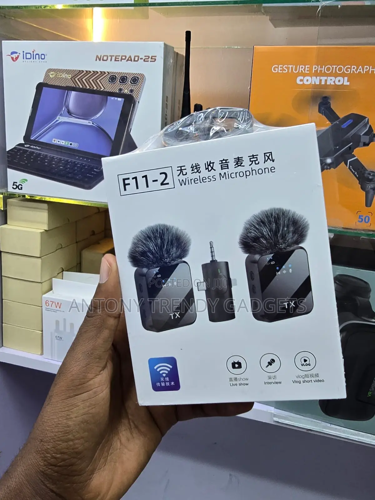 F11-2 2-in-1 Wireless Mics With Aux & 3-in-1 Lighting