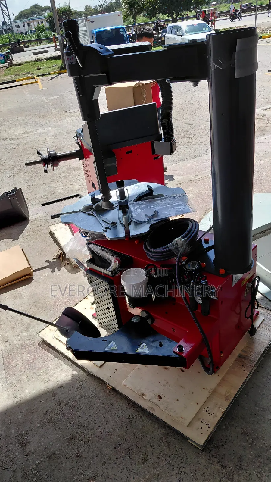 Commercial Tyre Changer Machine With Upto 28inch Rim Size.