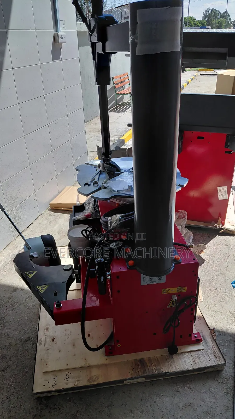 Commercial Tyre Changer Machine With Upto 28inch Rim Size.