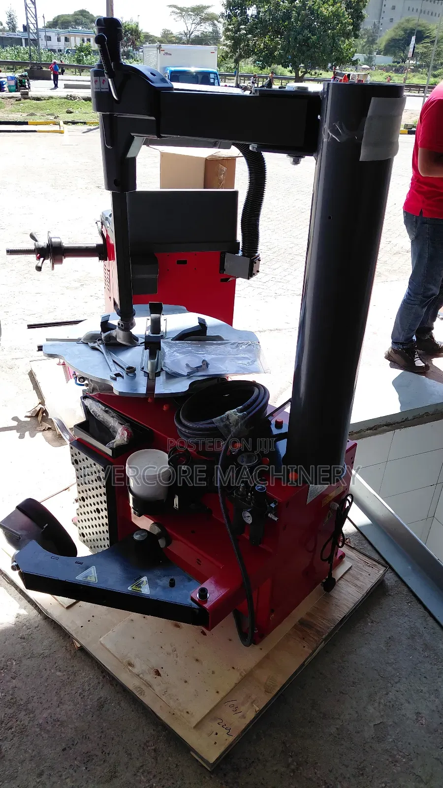 Commercial Tyre Changer Machine With Upto 28inch Rim Size.