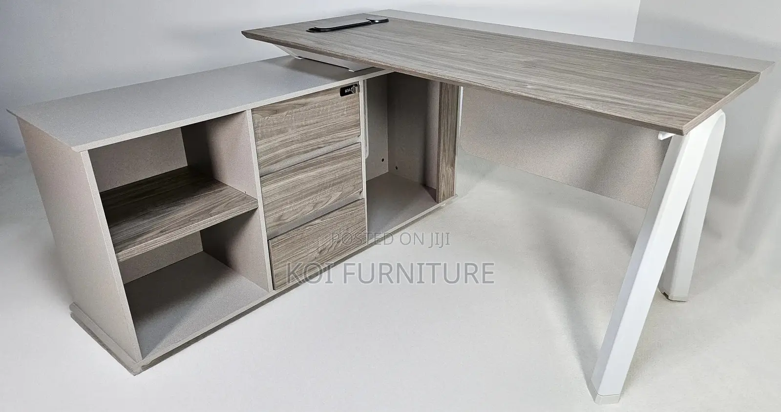 Office Desk : Executive L-shaped Corner Desk With A Modern Design