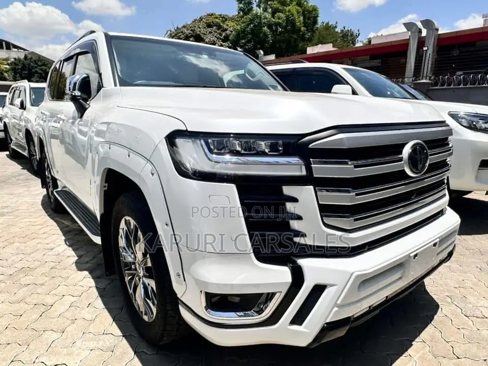 Toyota Land Cruiser LC300 2022 White