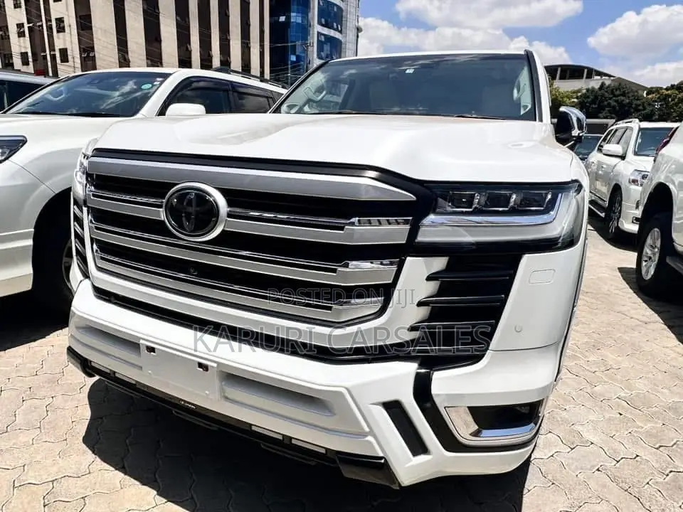 Toyota Land Cruiser LC300 2022 White