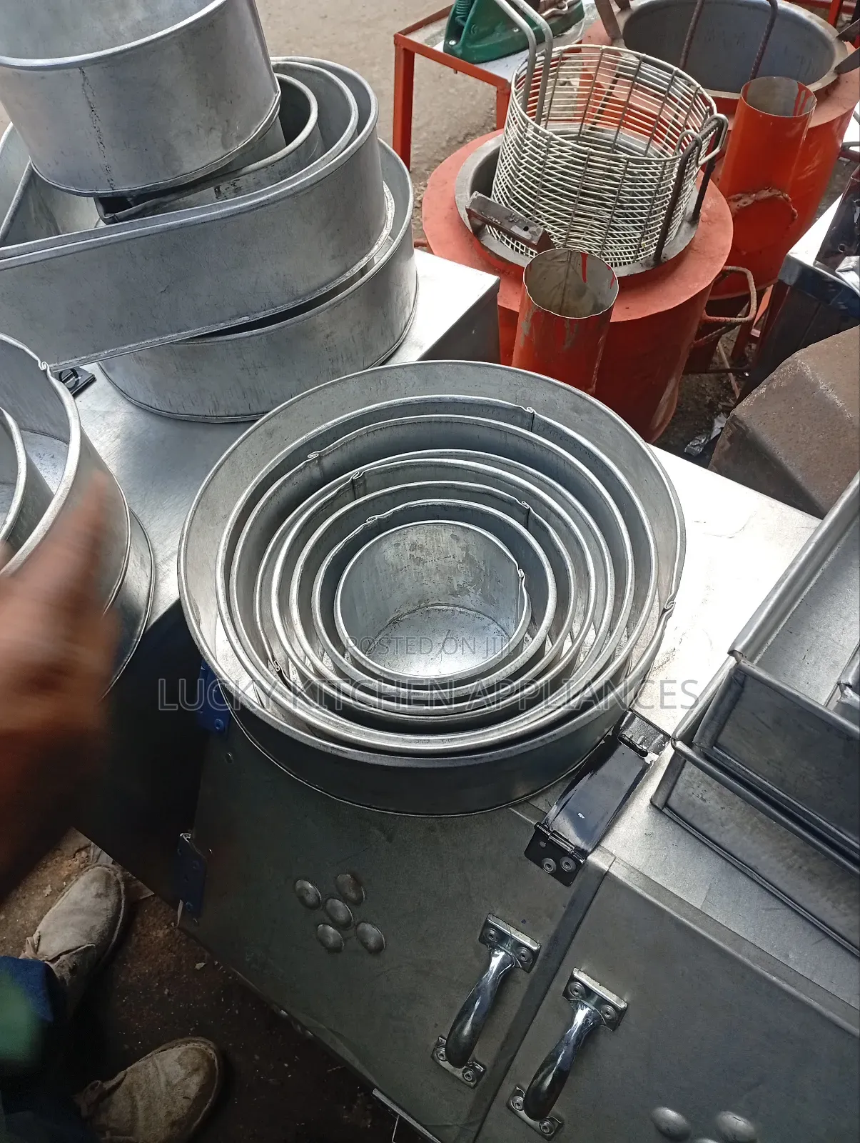 Heavy Duty Rounded Barking Tins .