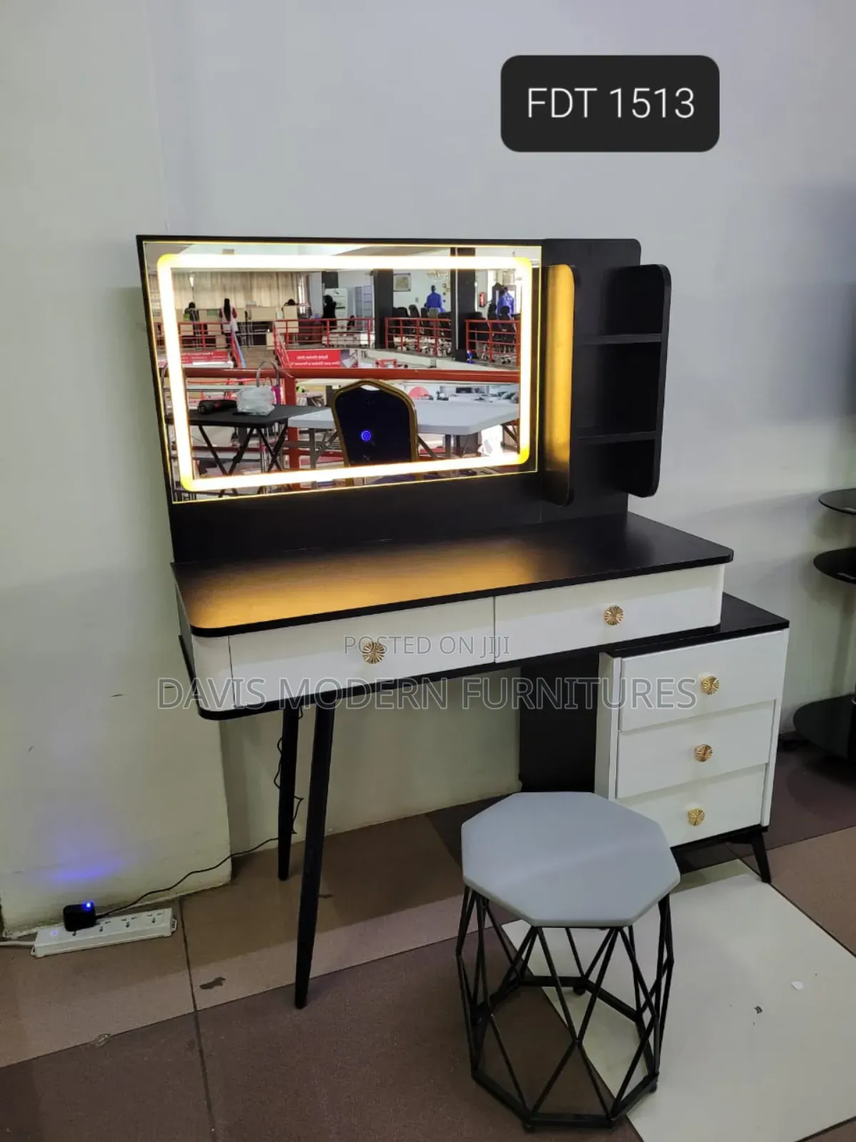 Luxury White Vanity Table With Led Mirror Drawers
