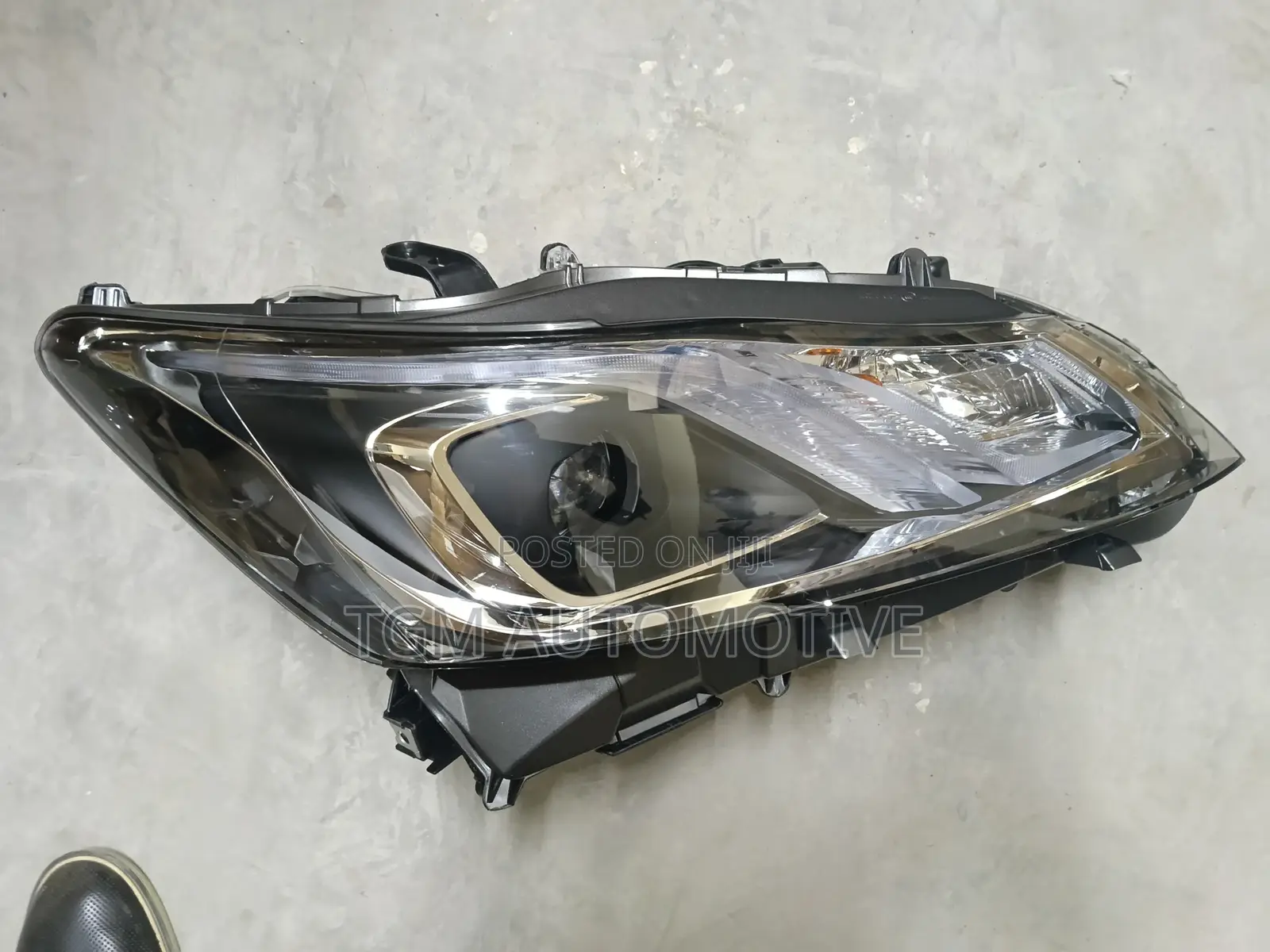 Head Lamp Crown 2016 Right