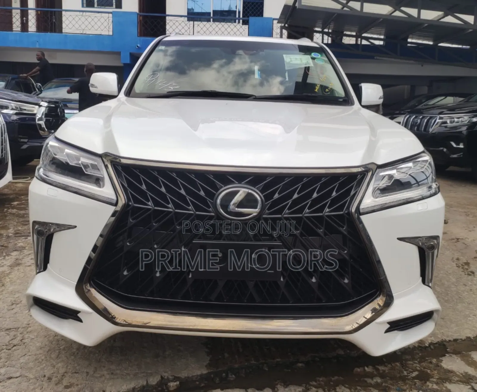 Lexus LX 570 AWD 2019 White