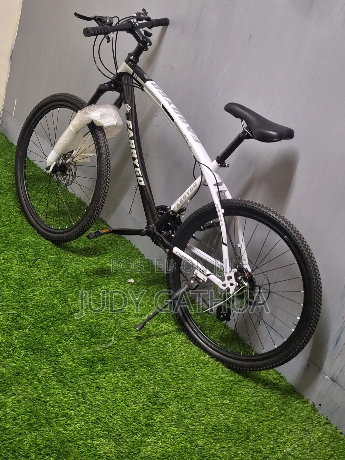 White And Black  Bike Size 26