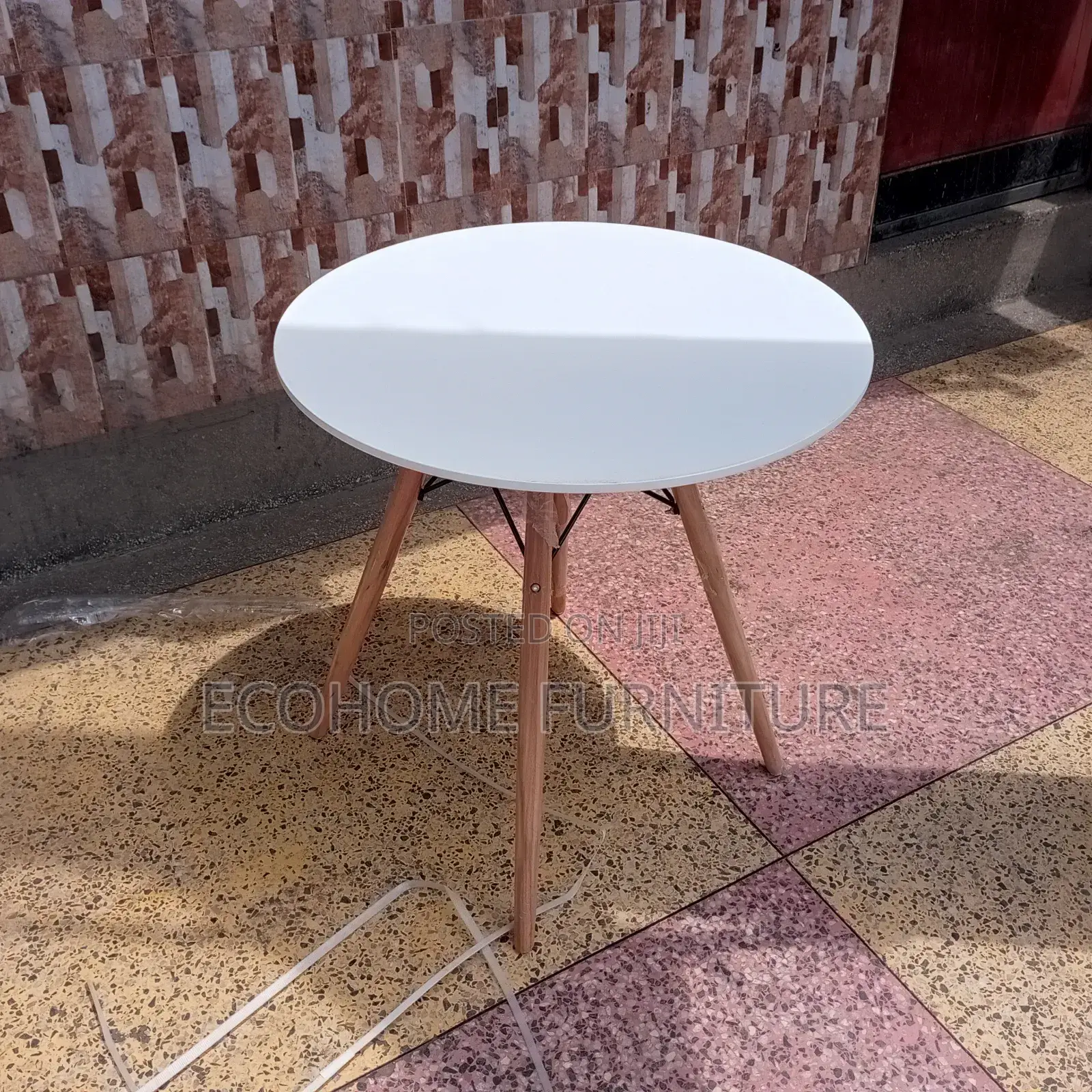 Round Eamas Table