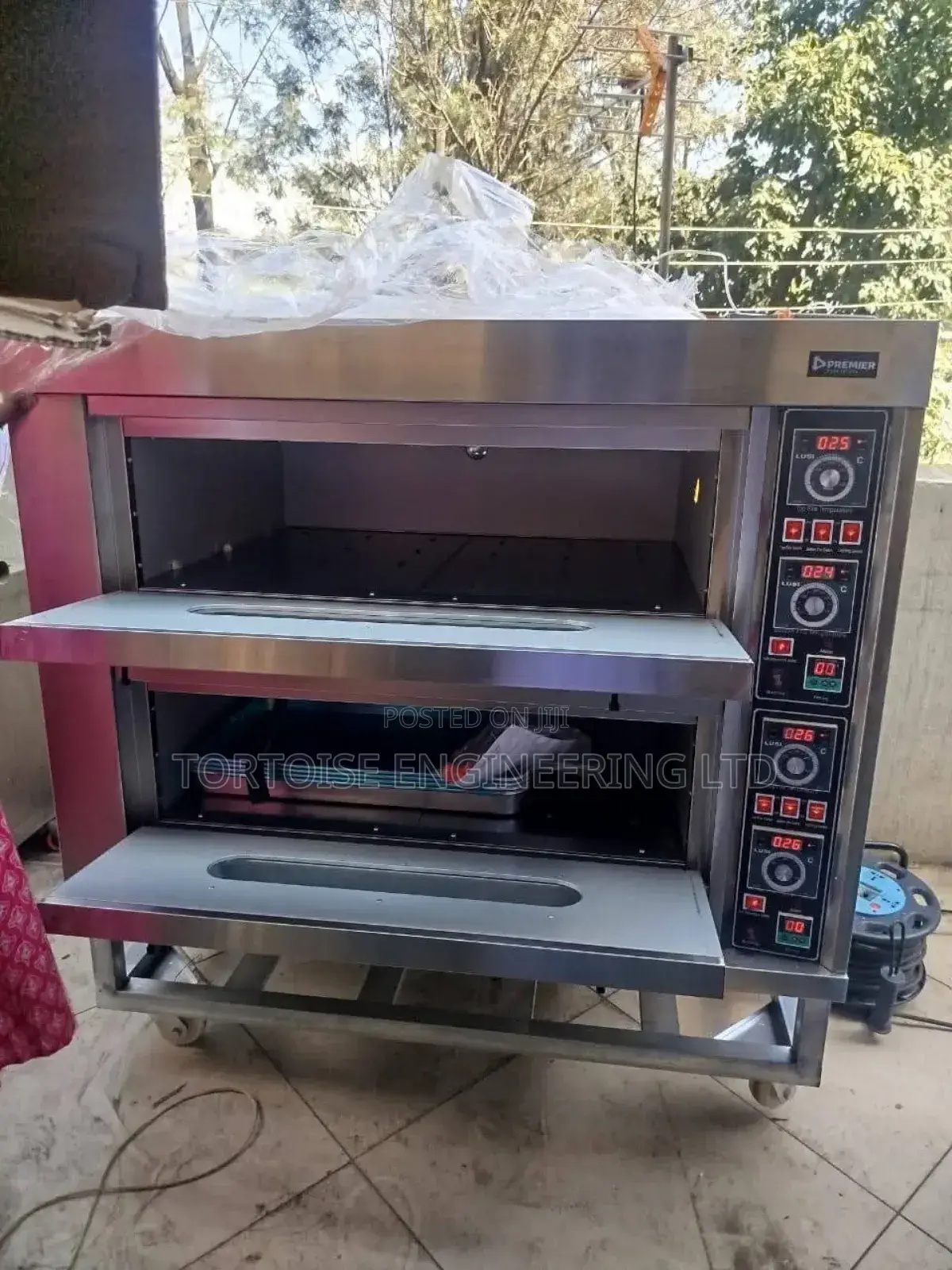 Double Baking Oven (
2 Deck 4 Tray Oven)