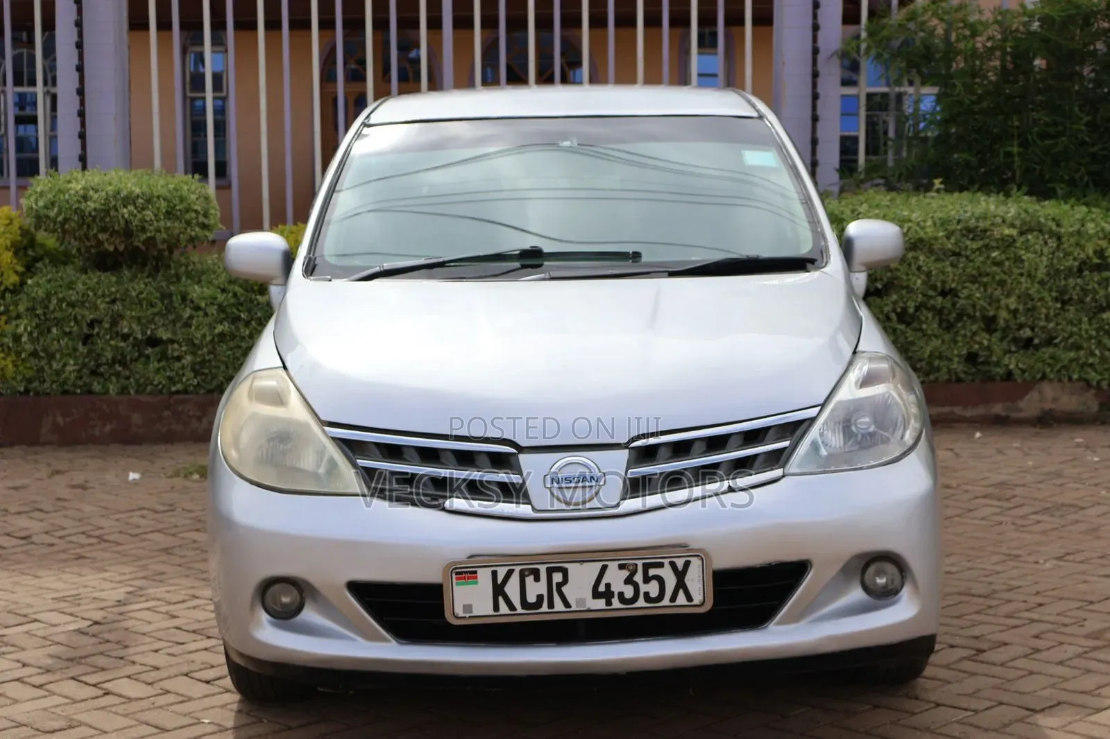 Nissan Tiida 2011 Silver