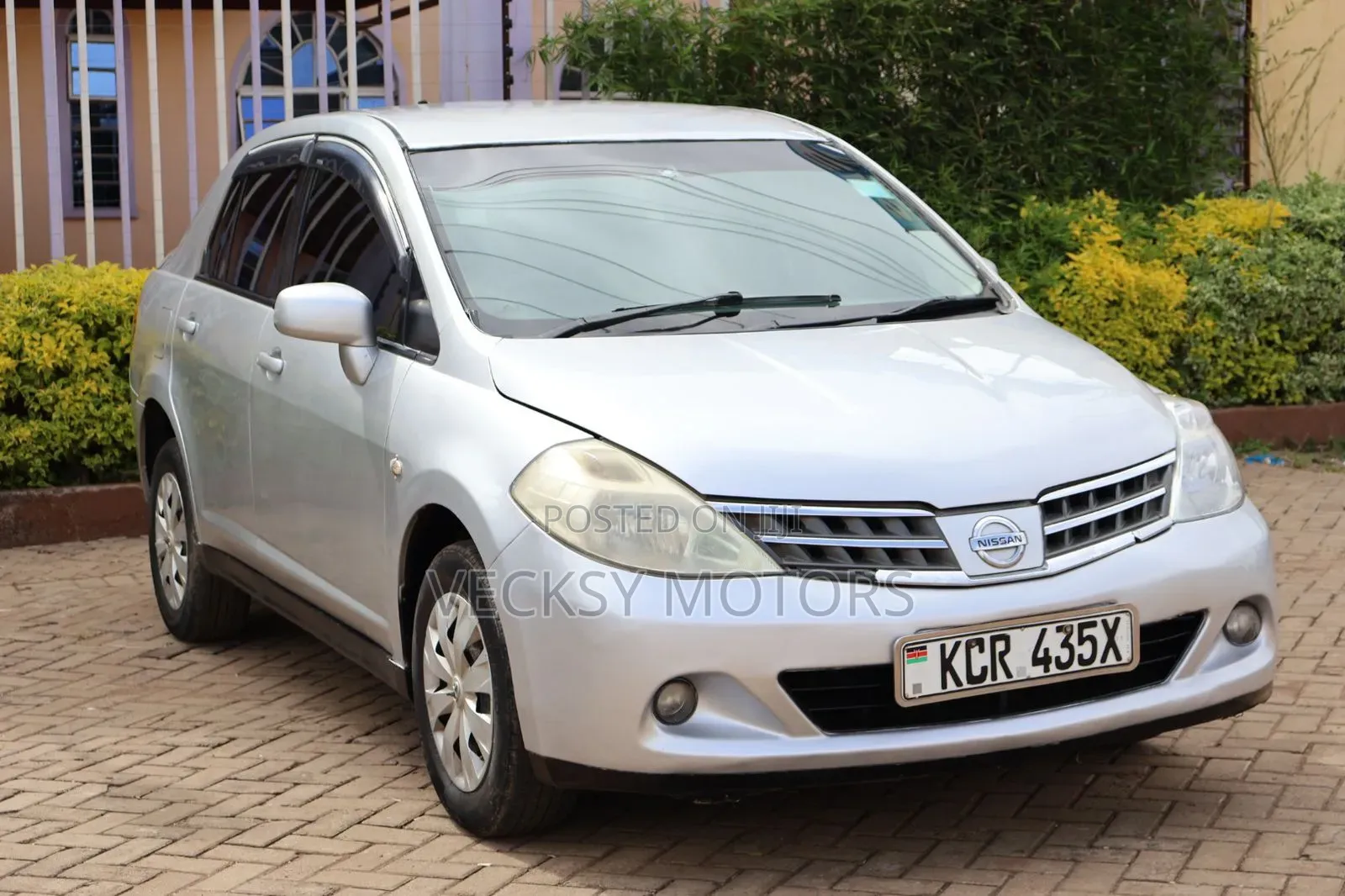 Nissan Tiida 2011 Silver