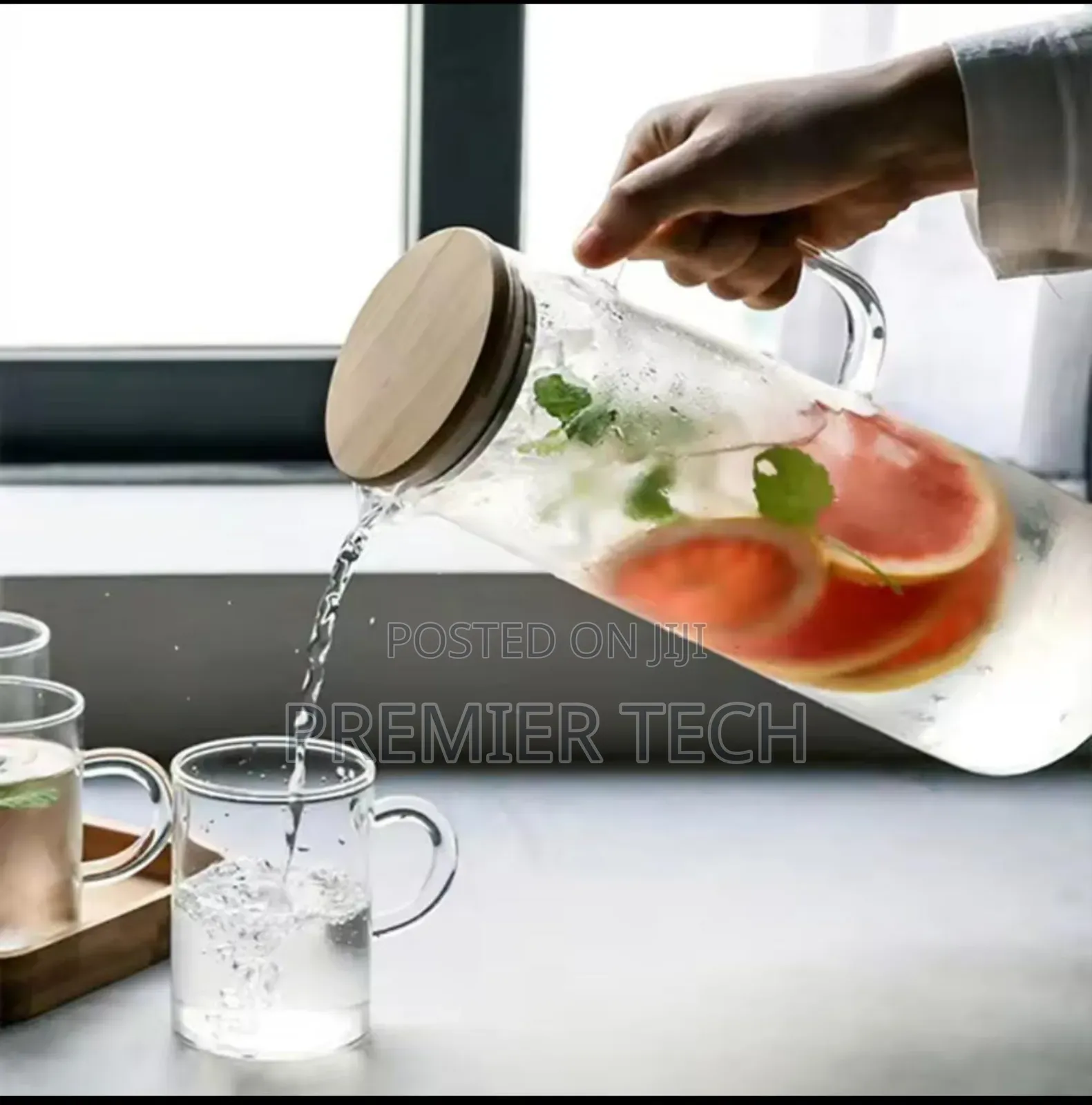 Heat Resistant Glass Jug With an Airtight Bamboo Lid.