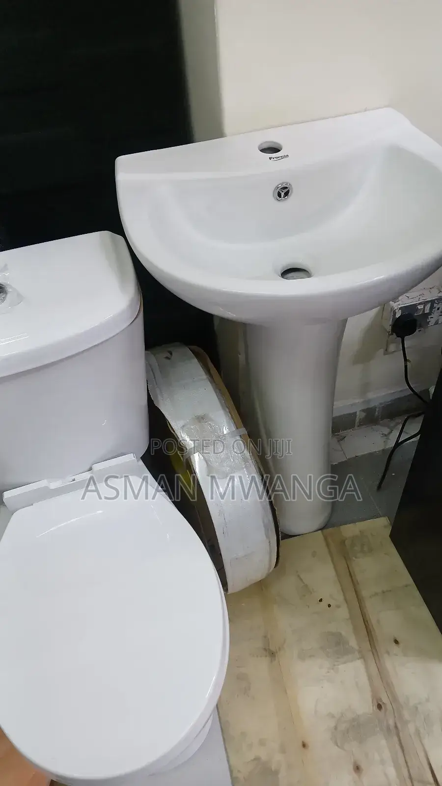 Toilets Set With Washing Basin