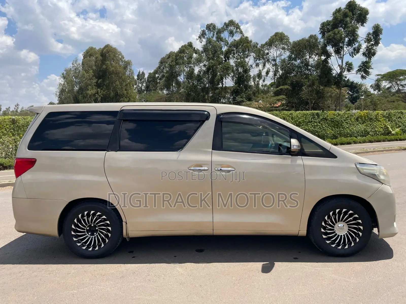Toyota Alphard 2.4 Petrol FWD 2011 Gold