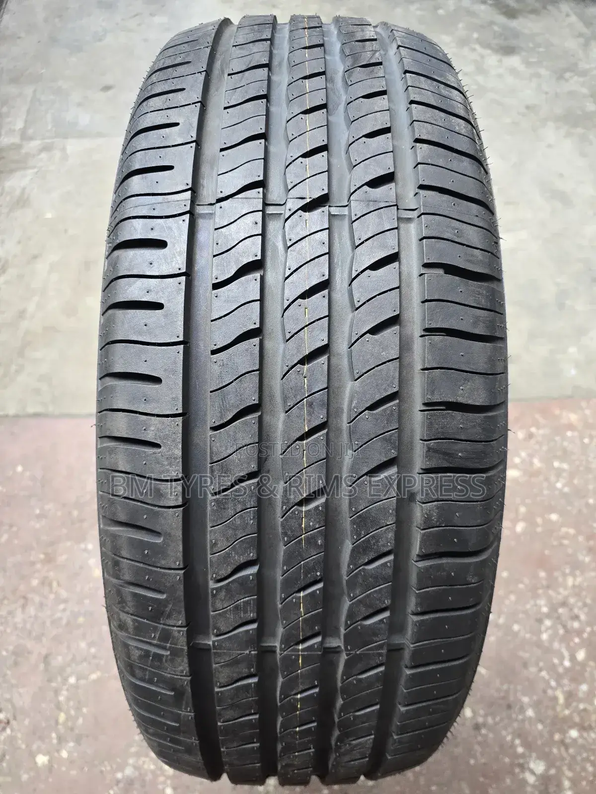 255 /55 R20 Roadstone Tyres