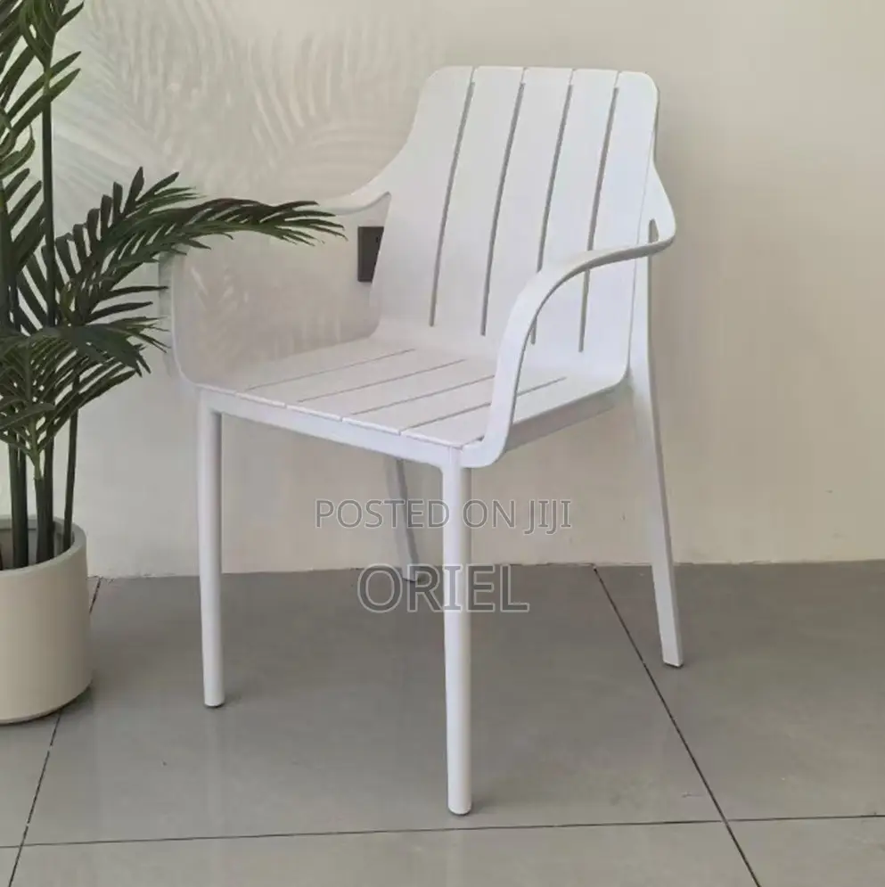 Plastic Chairs: Ergonomic Stackable Plastic Lounge Chair
