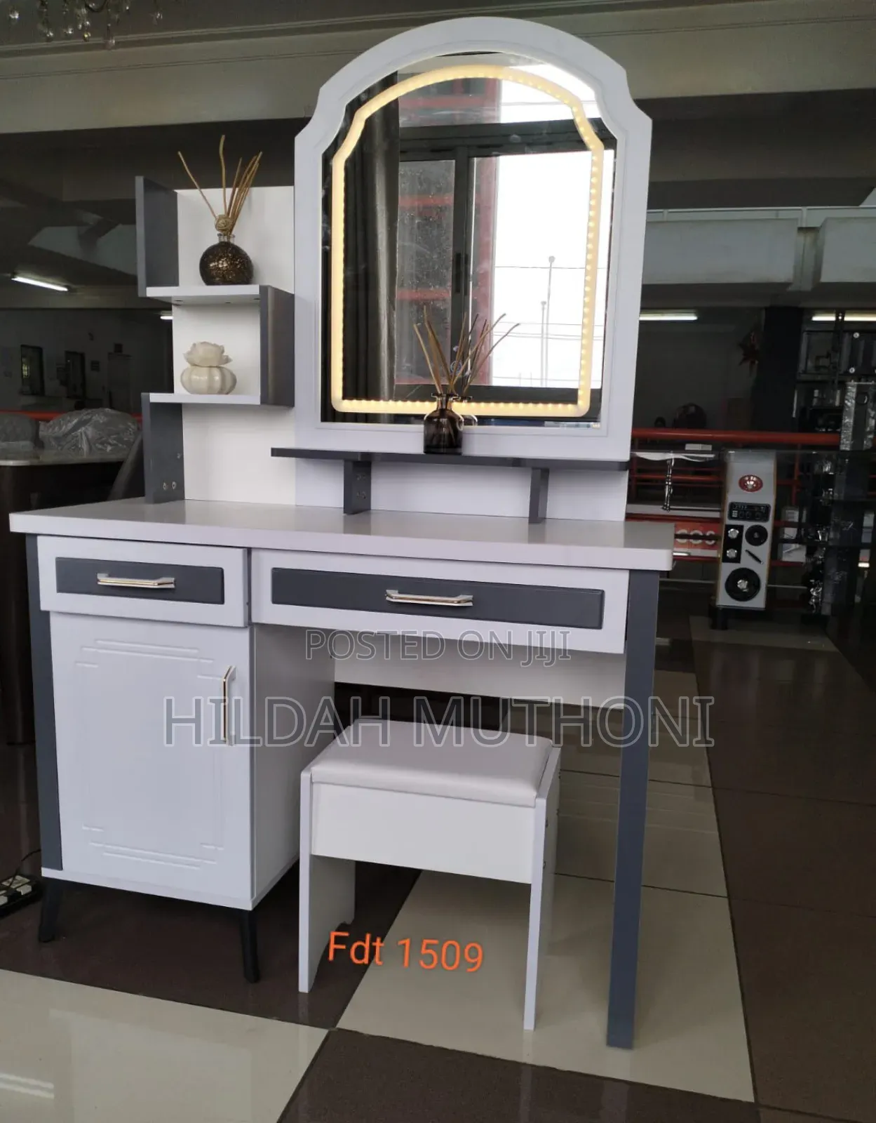 Executive Big Dressing Table With Sliding Mirror