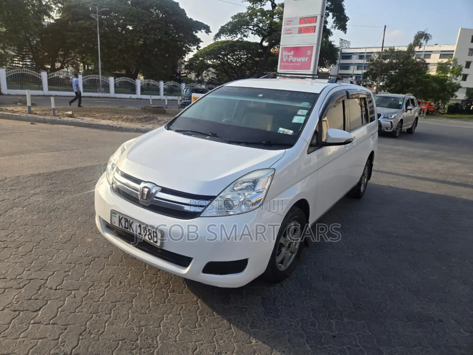 Toyota ISIS 2017 White