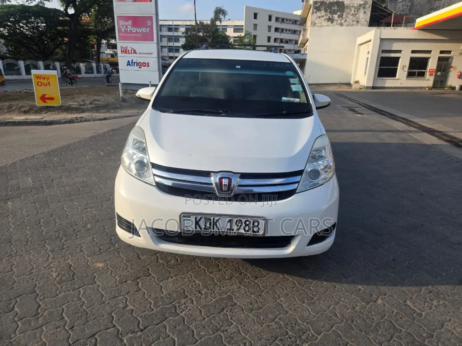 Toyota ISIS 2017 White