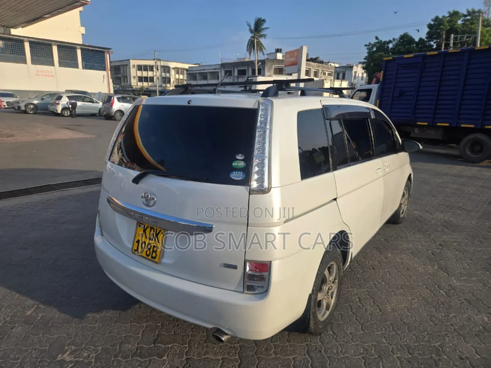 Toyota ISIS 2017 White